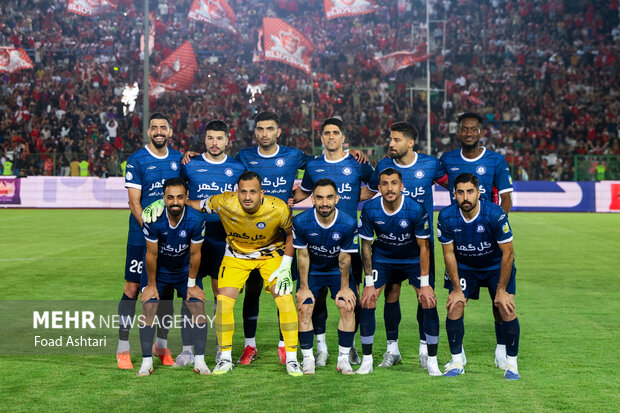 دیدار فوتبال تیم‌های پرسپولیس و گل گهر