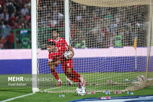 دیدار فوتبال تیم‌های پرسپولیس و گل گهر