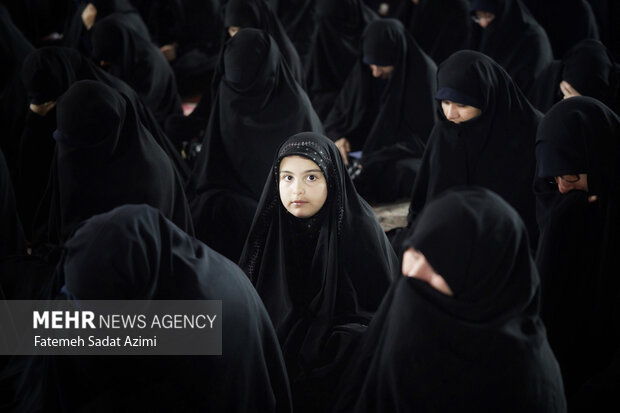 آیین شمعدان گردانی  در حرم مطهر حضرت معصومه(س)