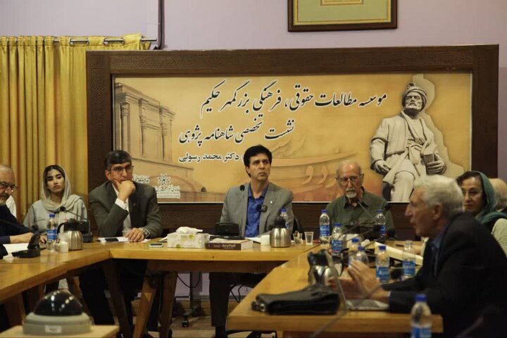 شاهنامه دولت‌ها را در قبال ملت‌ها بدهکار می‌داند