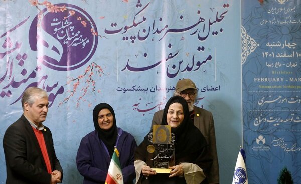 مهپاره اکبری؛ پیشکسوتی که لباس را هویت می‌دانست