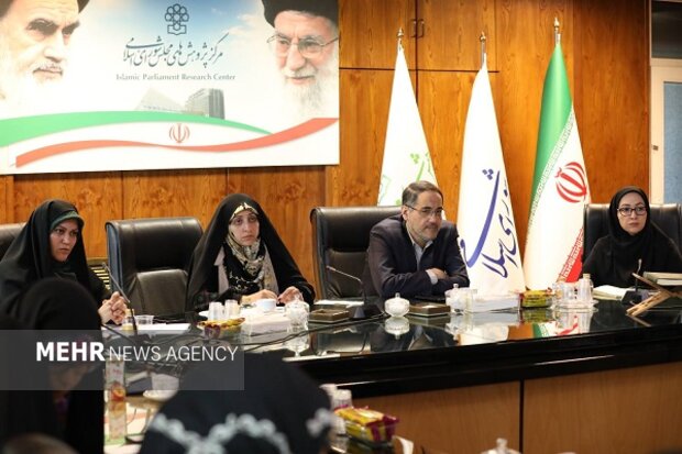 نگاهداری: مدیریت زنانه میتواند مبنای تحول حکمرانی در کشور باشد نگاهداری: مدیریت زنانه میتواند مبنای تحول حکمرانی در کشور باشد