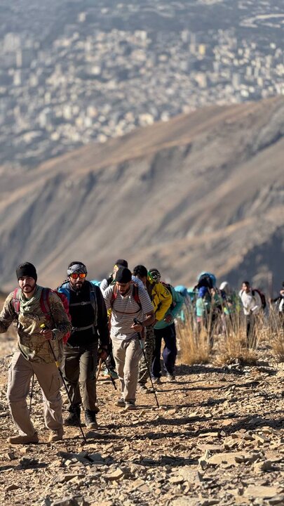 دانشجویان کشور به یاد شهدای جنگ تحمیلی صعودی نمادین برگزار کردند