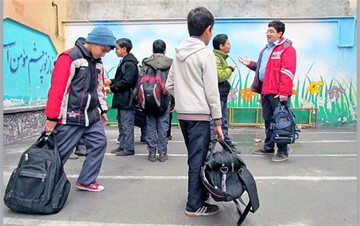 حجم کتب درسی زیاد است؛ گلایه دانش آموزان از کیف و کوله‌های سنگین