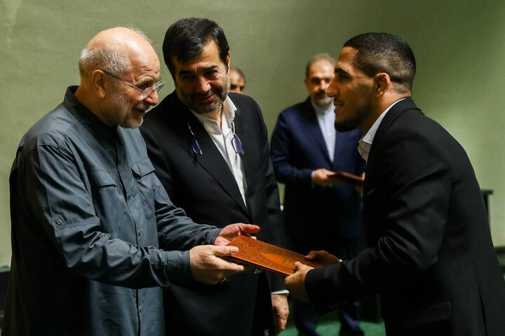 تجلیل از کشتیگیران و اهدای پیراهن تیم ملی به قالیباف در صحن مجلس