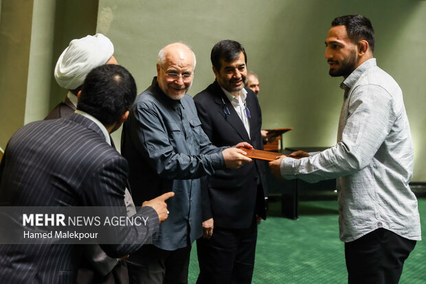 مراسم تقدیر از مدال‌آوران، کادر فنی و مسئولان تیم‌های ملی کشتی آزاد و فرنگی در مجلس
