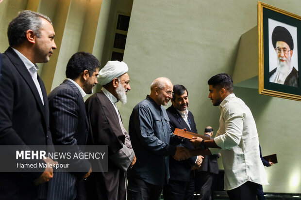 مراسم تقدیر از مدال‌آوران، کادر فنی و مسئولان تیم‌های ملی کشتی آزاد و فرنگی در مجلس