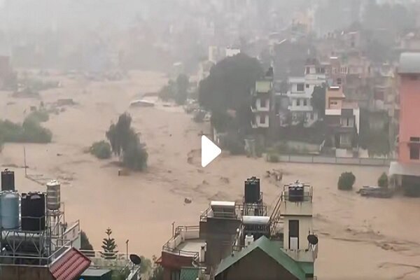 Zaradi plazov in poplav v Nepalu in Indiji umrlo več kot 60 ljudi