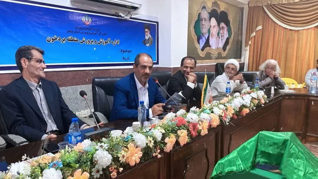 آیین رونمایی و نقد مجموعه شعر «فانوس‌ دست‌ باد» در بُردخون برگزار شد
