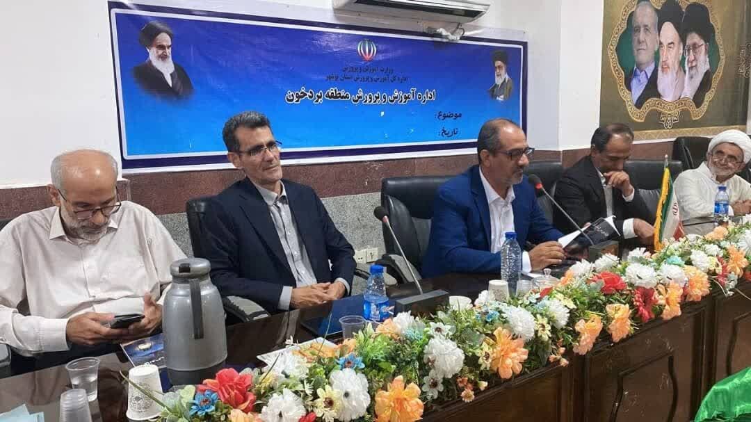 آیین رونمایی و نقد مجموعه شعر «فانوس‌ دست‌ باد» در بُردخون برگزار شد
