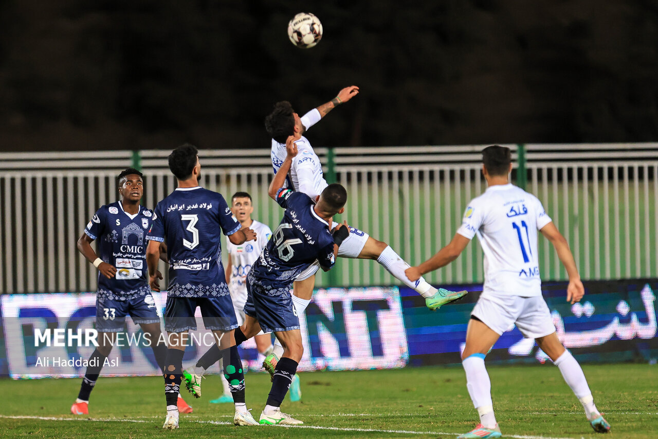 جواد نکونام باید در استقلال میماند؛ مهاجمان فقر گلزنی دارند 2