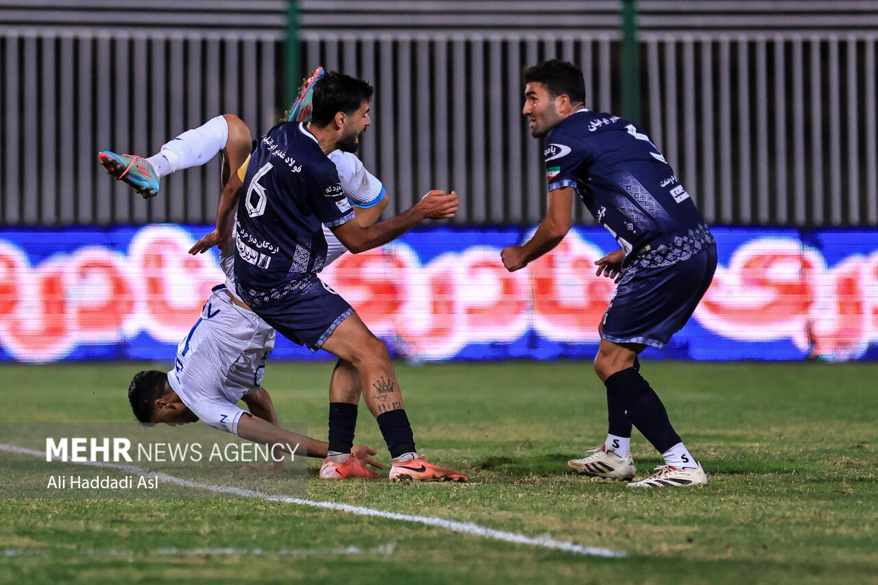 دیدار فوتبال تیمهای استقلال و چادرملو