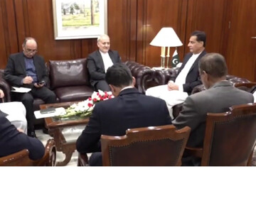 السفير الإيراني لدى إسلام آباد يلتقي رئيس البرلمان الباكستاني