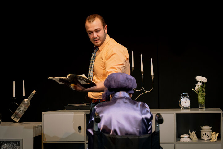 زندگی واقعی را به تئاتر آوردم؛ تقابل معمایی یک بازیگر و نویسندهای فلج