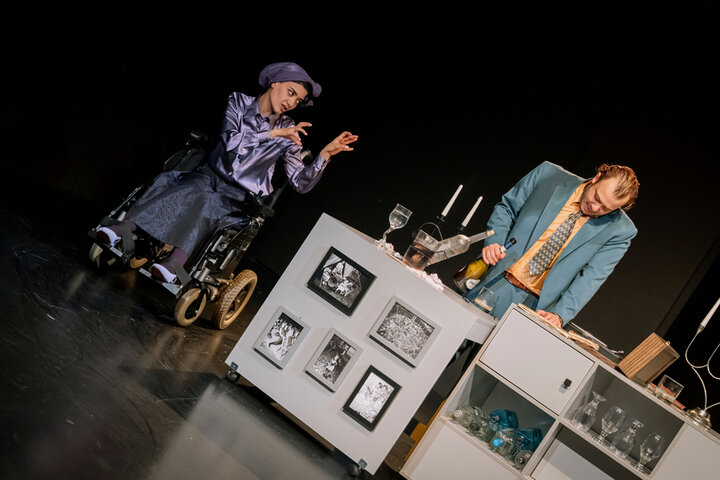 زندگی واقعی را به تئاتر آوردم؛ تقابل معمایی یک بازیگر و نویسندهای فلج زندگی واقعی را به تئاتر آوردم؛ تقابل معمایی یک بازیگر و نویسندهای فلج