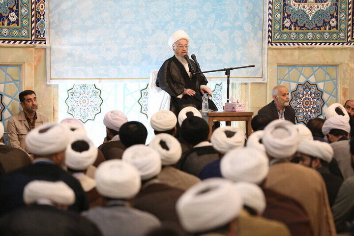 آیت‌الله مکارم شیرازی: نباید امروز در برابر فناوری‌های جدید بایستیم