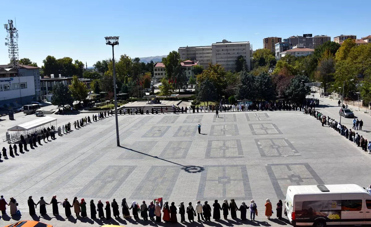 Türkiye’nin 81 ilinde kadınlardan Gazze için destek zinciri