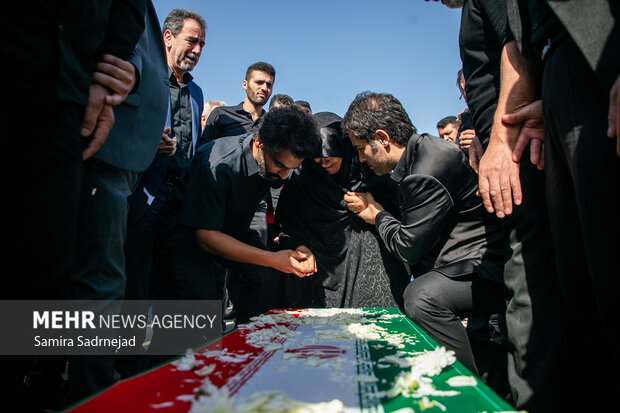 تشییع پیکر شهدای خلبان سانحه هوایی اشترانکوه 25