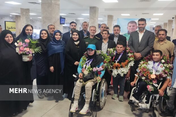 مدال‌آوران پارادوومیدانی جهان وارد فرودگاه اهواز شدند