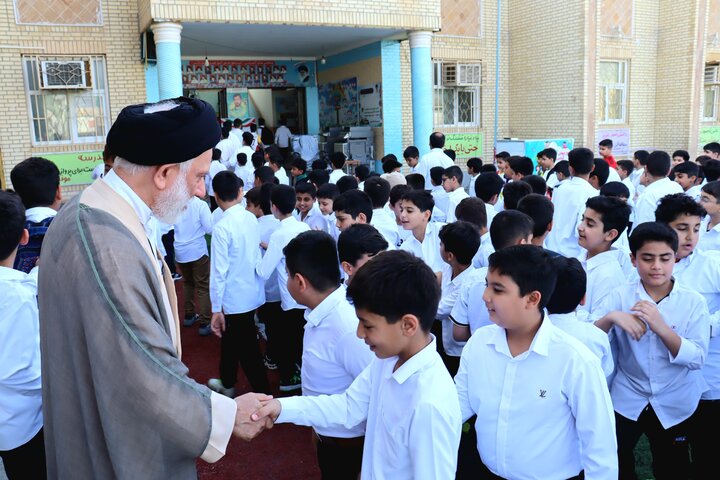 امام‌جمعه دیر: کسب علم مهمترین رسالت دانش‌آموزان است
