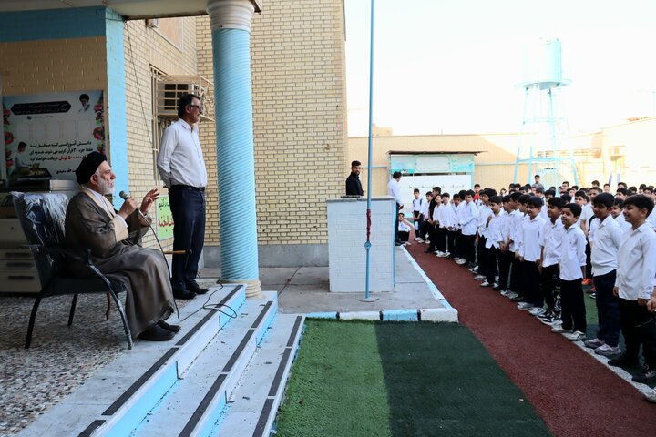 امام‌جمعه دیر: کسب علم مهمترین رسالت دانش‌آموزان است