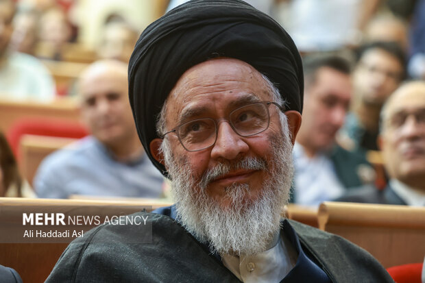 شفیعی کدکنی: ایرج افشار نماینده جهان ایرانی در صد سال اخیر است