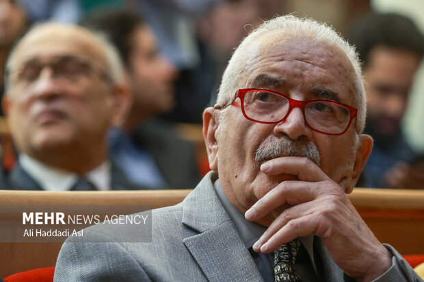 شفیعی کدکنی: ایرج افشار نماینده جهان ایرانی در صد سال اخیر است