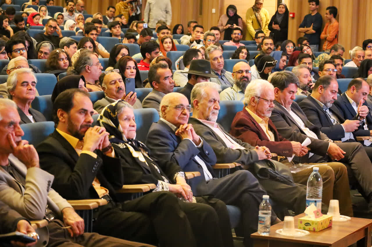 نویسنده قصه های مجید در زادگاهش کرمان تجلیل شد نویسنده قصه های مجید در زادگاهش کرمان تجلیل شد