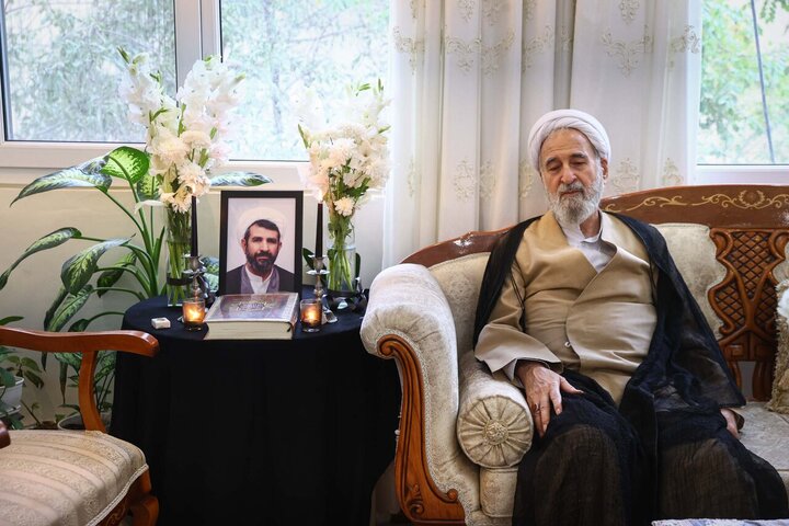 حضور مشاور قالیباف در منزل امام جماعت فقید مسجد بقیهالله (عج)