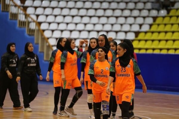 آذرخش هرمزگان در گام نخست هندبال بانوان کشور مغلوب استقلال تهران شد