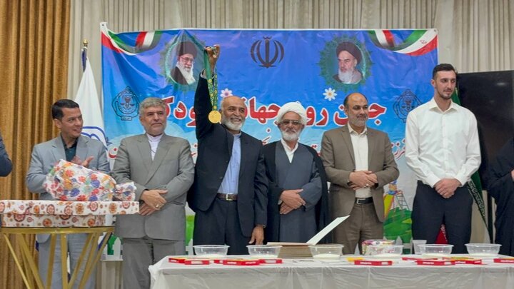 اهدای مدال طلا توسط پوریا یلی به انجمن حمایت از زندانیان قوچان اهدای مدال طلا توسط پوریا یلی به انجمن حمایت از زندانیان قوچان
