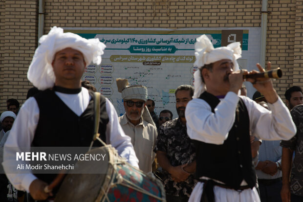 افتتاح طرح های عمرانی و ورزشی و برپایی جشن روستا در سرخس