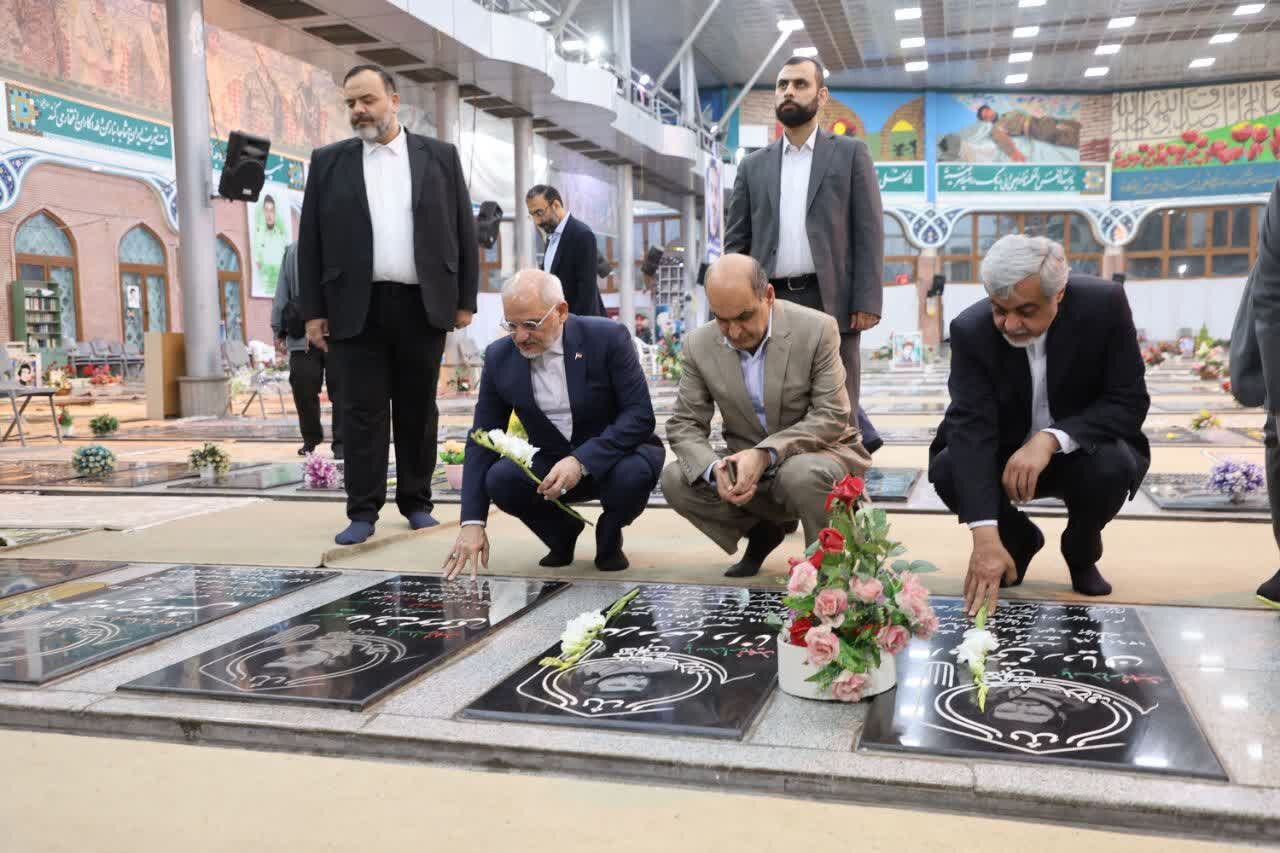 رئیس دفتر رئیس‌جمهور به مقام شامخ شهدای رشت ادای احترام کرد