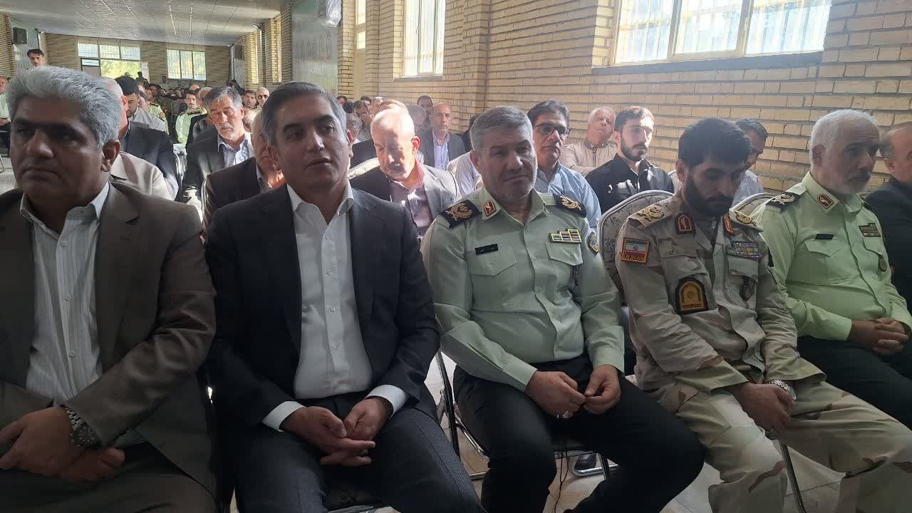 عطر افشانی مزار شهدا در سنندج به مناسبت هفته انتظامی برگزار شد