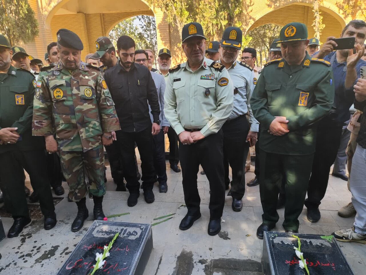 عطر افشانی مزار شهدا در سنندج به مناسبت هفته انتظامی برگزار شد