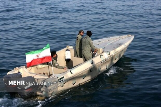 توقیف شناور حامل کالای قاچاق در آبهای میناب توقیف شناور حامل کالای قاچاق در آبهای میناب