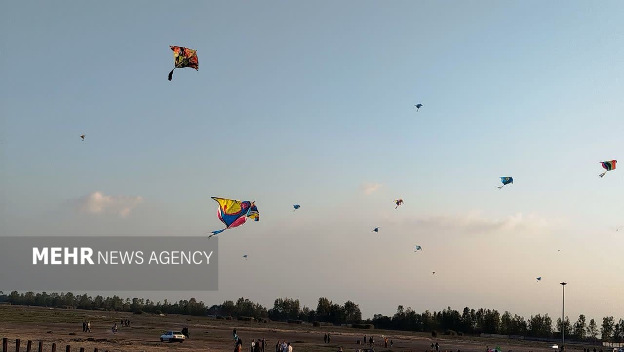 جشنواره بادبادکها به مناسبت هفته ملی کودک در بندر کیاشهر برگزار شد جشنواره بادبادکها به مناسبت هفته ملی کودک در بندر کیاشهر برگزار شد