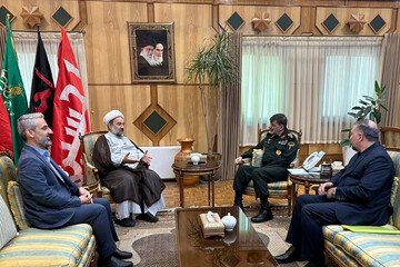 امام جمعه زاهدان خواستار تجهیز بیشتر نیروهای انتظامی شد