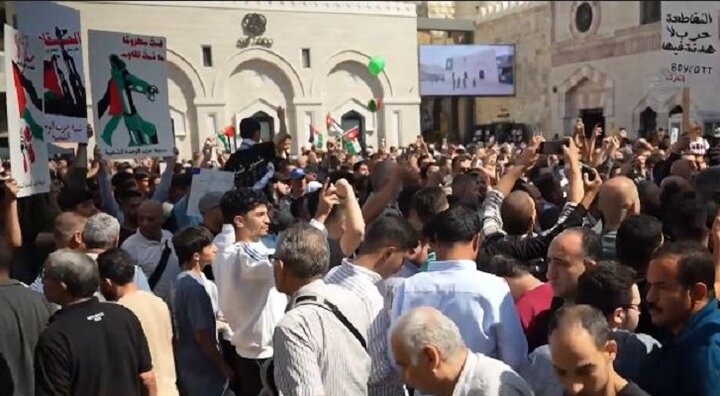 تظاهرات پرشور مردم اردن در حمایت از مقاومت فلسطین تظاهرات پرشور مردم اردن در حمایت از مقاومت فلسطین