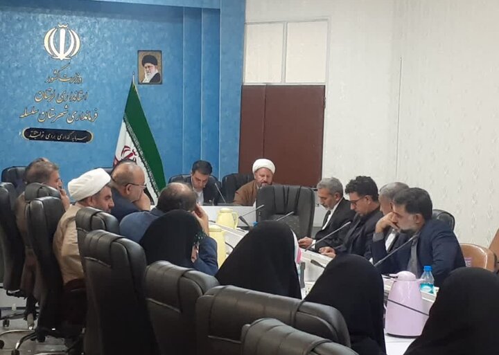 دیدار جامعه قرآنی سلسله با فرماندار؛ تأکید بر توسعه فعالیت‌های فرهنگی