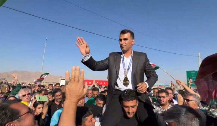 استقبال از حمیدرضا براتی قهرمان کیک‌بوکسینگ جهان در سورمق فارس