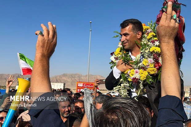 استقبال از حمیدرضا براتی قهرمان کیک‌بوکسینگ جهان در سورمق فارس