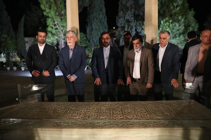 حضور وزیر فرهنگ در مراسم یاد روز حافظ در شیراز