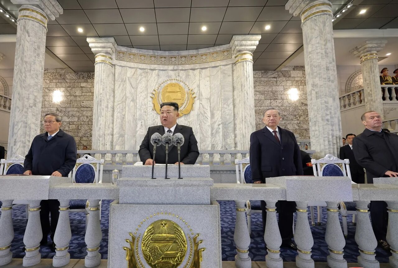 رونمایی «کیم» از قدرتمندترین موشک قارهپیمای کره شمالی در حضور مدودف رونمایی «کیم» از قدرتمندترین موشک قارهپیمای کره شمالی در حضور مدودف