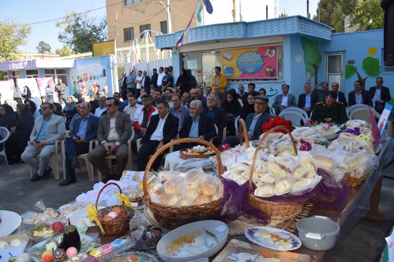 توزیع ۲۰ هزار تخممرغ و نان رایگان بین دانشآموزان درگلپایگان