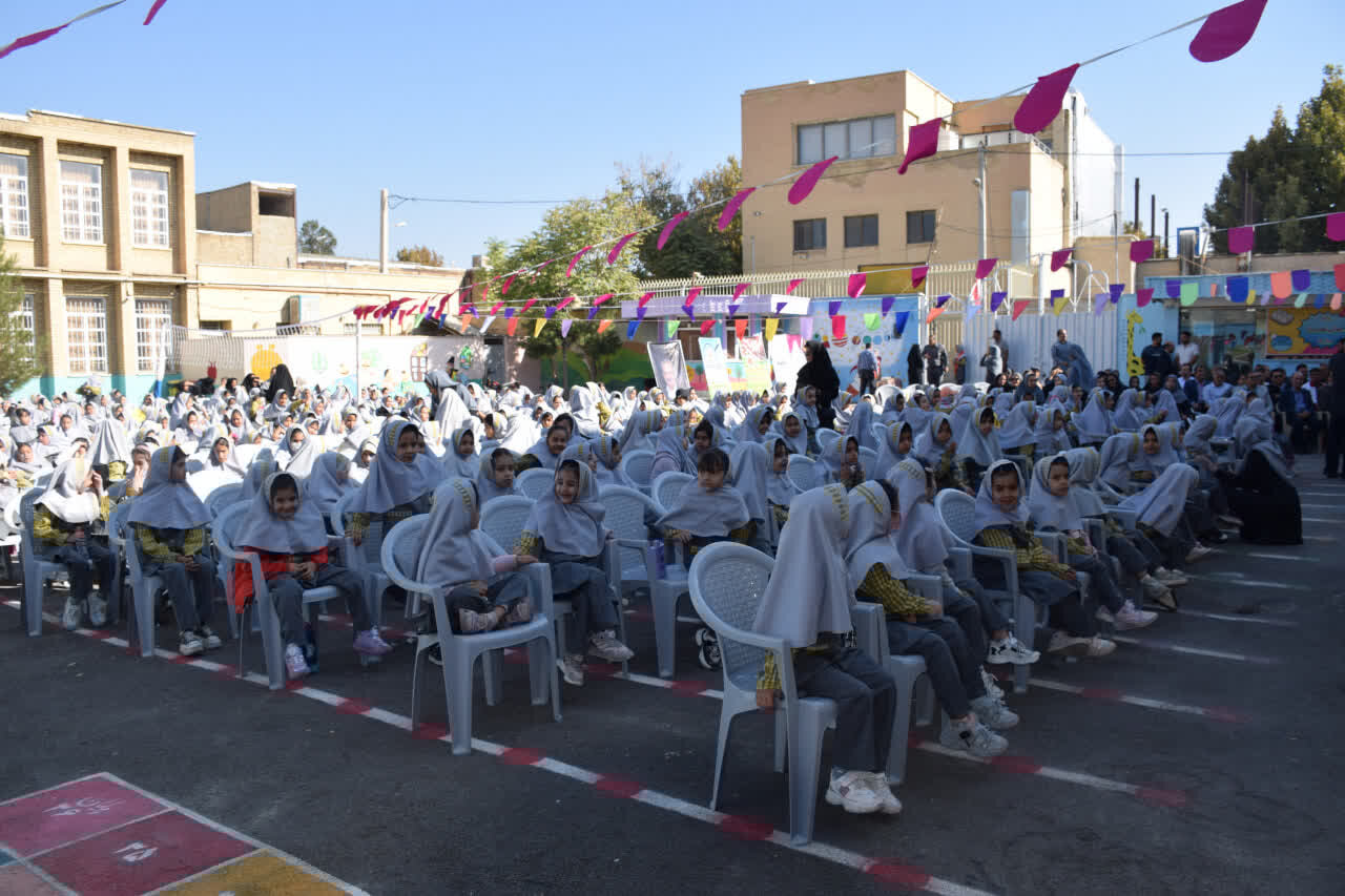 توزیع ۲۰ هزار تخم‌مرغ و نان رایگان بین دانش‌آموزان  درگلپایگان