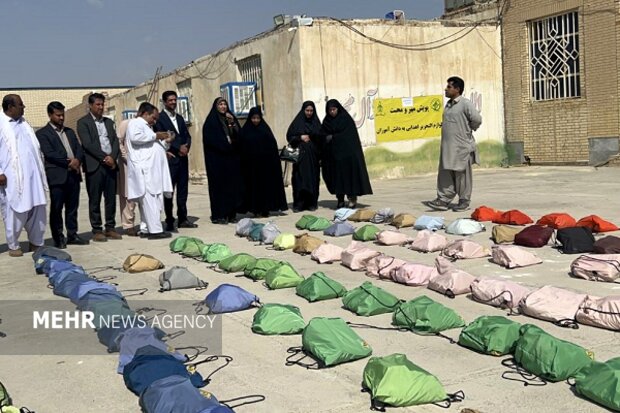 کرد زابلی: ۲۵۰۰ بسته آموزشی میان دانشآموزان مهرستانی توزیع شد کرد زابلی: ۲۵۰۰ بسته آموزشی میان دانشآموزان مهرستانی توزیع شد
