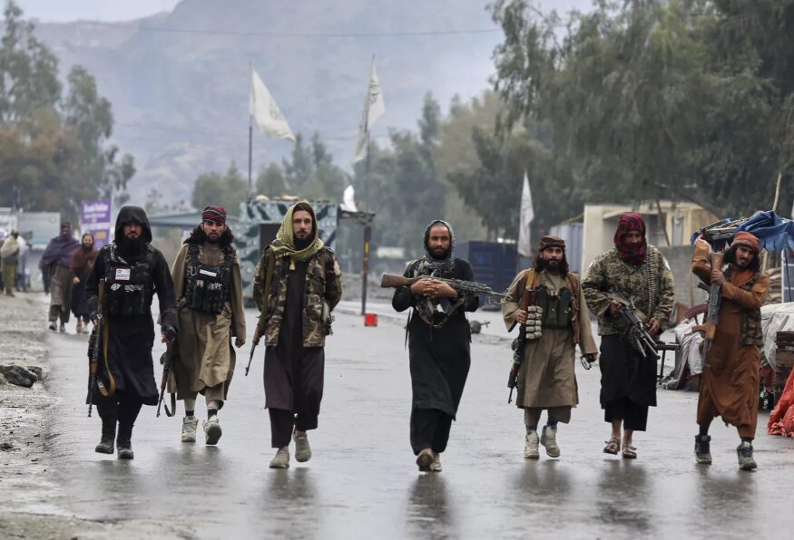 Spopadi med Afganistanom in Pakistanom se stopnjujejo, obe strani poročata o številnih smrtnih žrtvah.