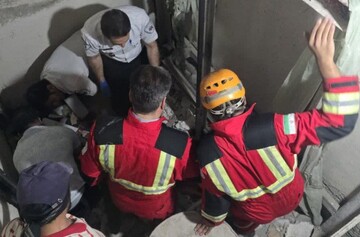 نجات مرد میانسال قمی از عمق ۱۲ متری چاهک آسانسور توسط آتش‌نشانان