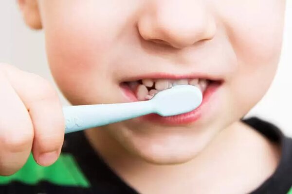 راهکارهای ساده برای عادت‌دادن کودک به مسواک‌زدن